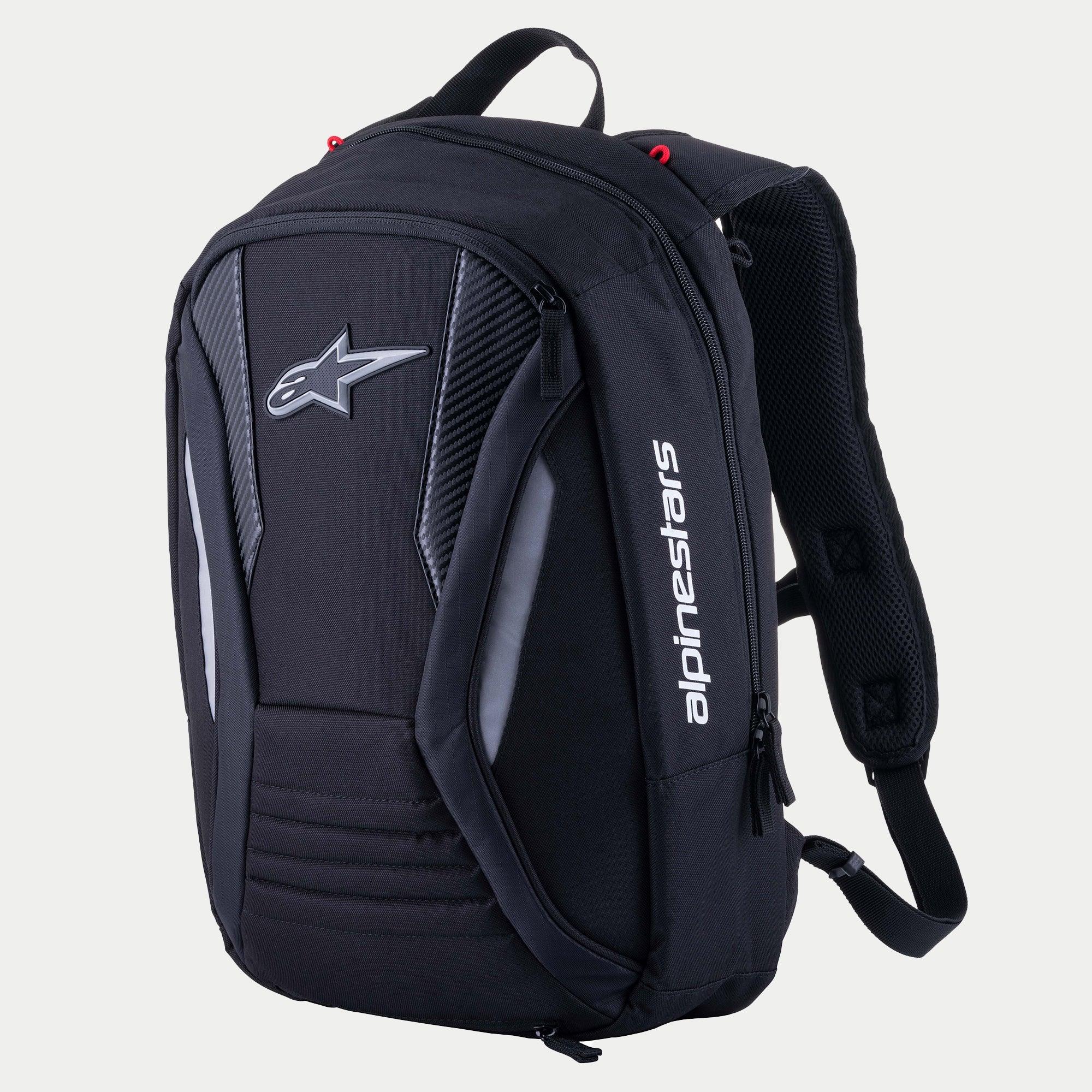 Zaino Alpinestars Charger Boost, zaino da moto, nero, guscio semirigido aerodinamico con logo Astar frontale e marchio verticale bianco, pannelli con trama in fibra di carbonio e dettagli riflettenti, design aerodinamico per la guida su strada