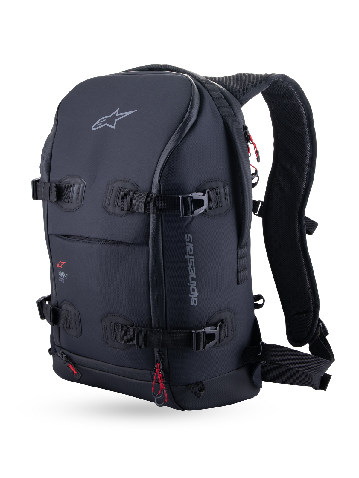 Alpinestars Zaino AMP-7, zaino tecnico da moto touring, nero, vista frontale a tre quarti con quattro cinghie di compressione del carico, spallacci ergonomici imbottiti e tirazip con dettagli rossi.