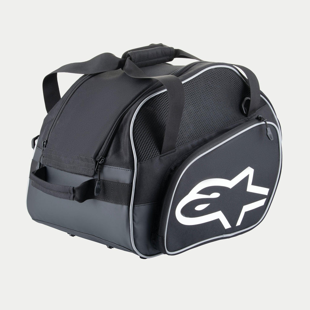 Borsa per casco Alpinestars Flow V3, custodia protettiva per caschi integrali, nero e bianco, con un grande logo bianco sul lato, pannelli di ventilazione in rete e maniglie di trasporto rinforzate, design in poliestere resistente per attrezzatura da corsa.