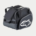 Borsa per casco Alpinestars Flow V3, custodia protettiva per caschi integrali, nero e bianco, con un grande logo bianco sul lato, pannelli di ventilazione in rete e maniglie di trasporto rinforzate, design in poliestere resistente per attrezzatura da corsa.