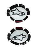 Alpinestars GP Tech Knee Sliders, protezioni per ginocchia da moto, bianco e nero, set di cursori sinistro e destro con guscio in plastica bianca e loghi Astar neri, supporto a strappo con scritta 'ONE GOAL ONE VISION', equipaggiamento racing ad alte prestazioni