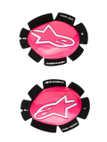Slider ginocchia Alpinestars GP Plus, slider per moto da corsa, rosa fluo e bianco, set di slider destro e sinistro, superficie rosa lucida con loghi a stella bianchi, supporto nero con scritta 'One Goal One Vision', struttura in plastica resistente per uso in pista e su strada
