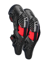 Ginocchiere Alpinestars SX-1 Plasma, protezione ginocchia motocross, nero e rosso, con telai semi-rigidi ventilati, imbottitura interna rossa, loghi Alpinestars bianchi sulla rotula e design con cerniera a doppio perno per prestazioni off-road