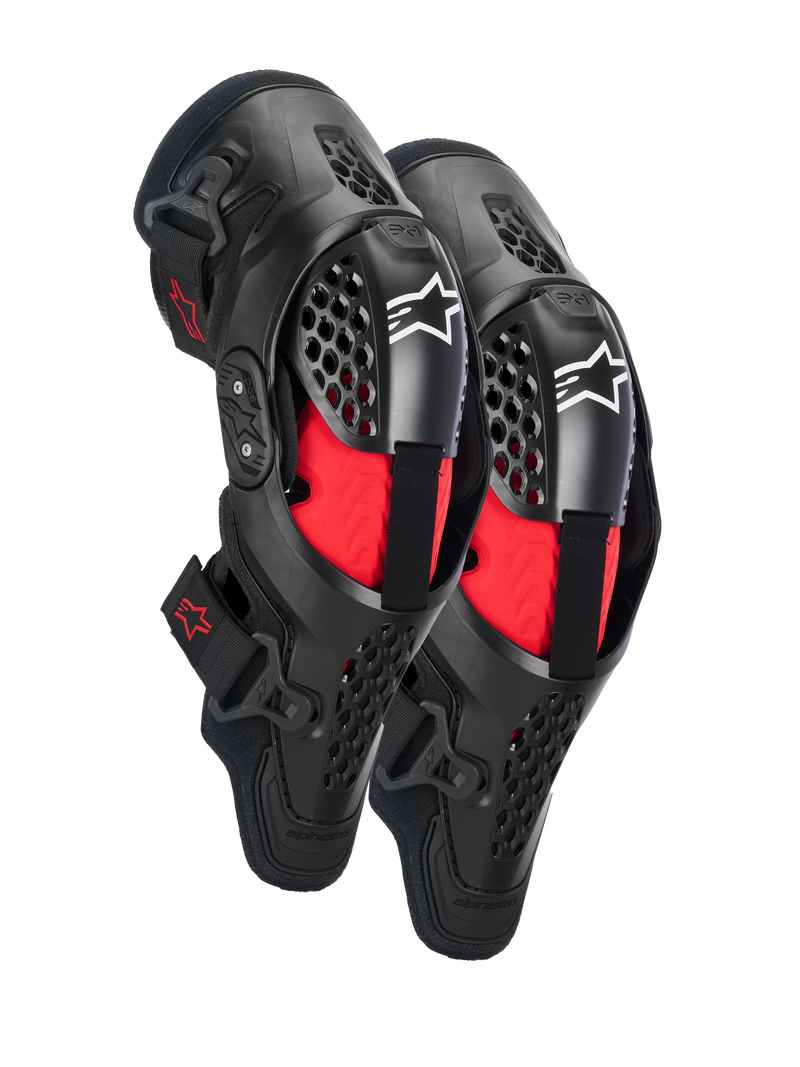 Ginocchiere Alpinestars SX-1 Plasma, protezione ginocchia motocross, nero e rosso, con telai semi-rigidi ventilati, imbottitura interna rossa, loghi Alpinestars bianchi sulla rotula e design con cerniera a doppio perno per prestazioni off-road