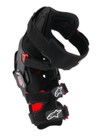 Tutore per ginocchio Alpinestars RK-7 Plasma, protezione ginocchio da motocross, nero e rosso, vista laterale con telaio asimmetrico rinforzato con fibre, sistema di cerniere a quattro punti e cinghie a X imbottite con loghi Astar bianchi