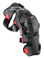 Ginocchiera Alpinestars RK-7 Plasma, protezione per ginocchia da motocross, nero con dettagli rossi e loghi bianchi, telaio ergonomico rinforzato in fibra con cinghie regolabili e sistema di cerniere a quattro punti, attrezzatura protettiva resistente per il fuoristrada