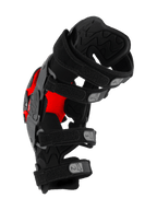 Alpinestars RK-1 Plasma Knee Brace, protezione per ginocchio da motocross, nero e rosso, vista laterale con quattro cinghie regolabili numerate e imbottitura interna testurizzata, attrezzatura tecnica protettiva per gare off-road