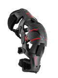 Alpinestars RK-1 Plasma Knee Brace, protezione per ginocchio da moto, nero e rosso, vista laterale con sistema di cerniere articolate a quattro punti, coppa del ginocchio a triplo segmento e cinghie regolabili per gare off-road