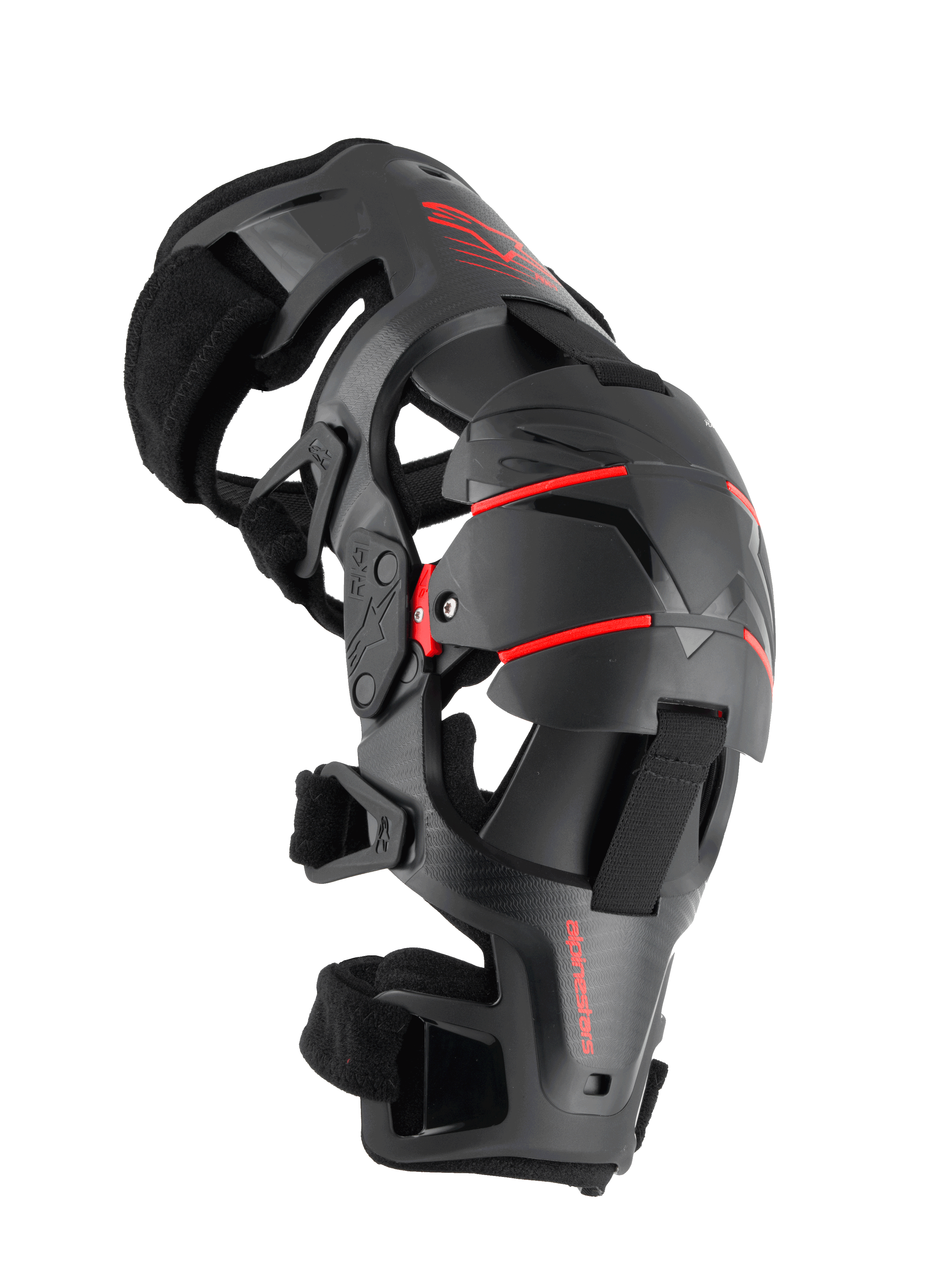 Alpinestars RK-1 Plasma Knee Brace, protezione per ginocchio da moto, nero e rosso, vista laterale con sistema di cerniere articolate a quattro punti, coppa del ginocchio a triplo segmento e cinghie regolabili per gare off-road