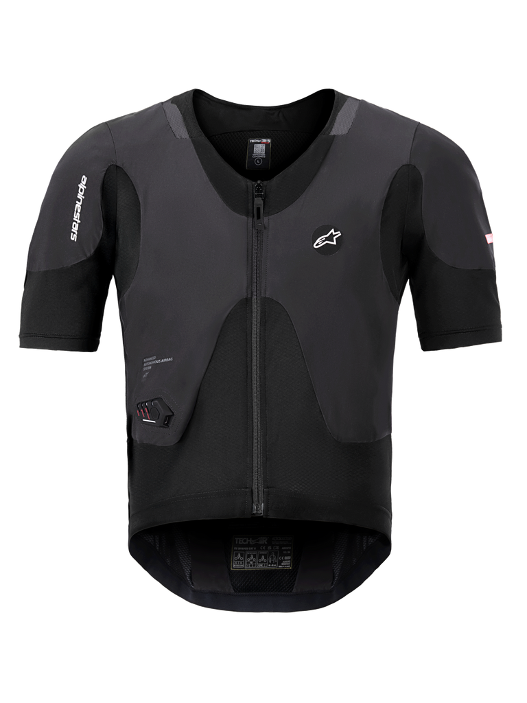 Alpinestars Tech-Air 5 Plasma System, gilet airbag nero, vista frontale con maniche corte e cerniera centrale, logo Alpinestars e display di stato a LED integrato, sottotuta protettivo ultra-sottile per la sicurezza motociclistica