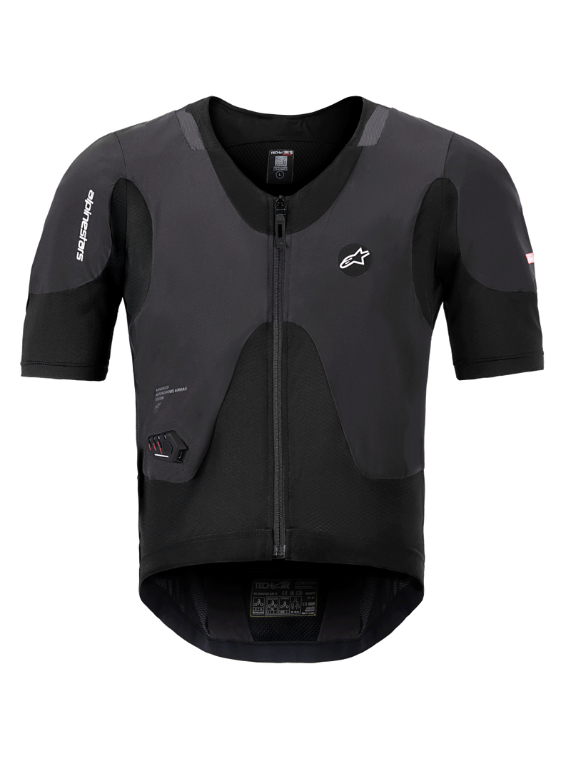 Alpinestars Tech-Air 5 Plasma System, gilet airbag nero, vista frontale con maniche corte e cerniera centrale, logo Alpinestars e display di stato a LED integrato, sottotuta protettivo ultra-sottile per la sicurezza motociclistica