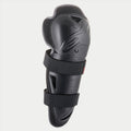Alpinestars Youth Bionic Action Knee Protector, nero, protezione singola con doppie cinghie elasticizzate, guscio ergonomico asimmetrico in plastica con logo in rilievo, equipaggiamento protettivo da motocross e off-road per giovani piloti