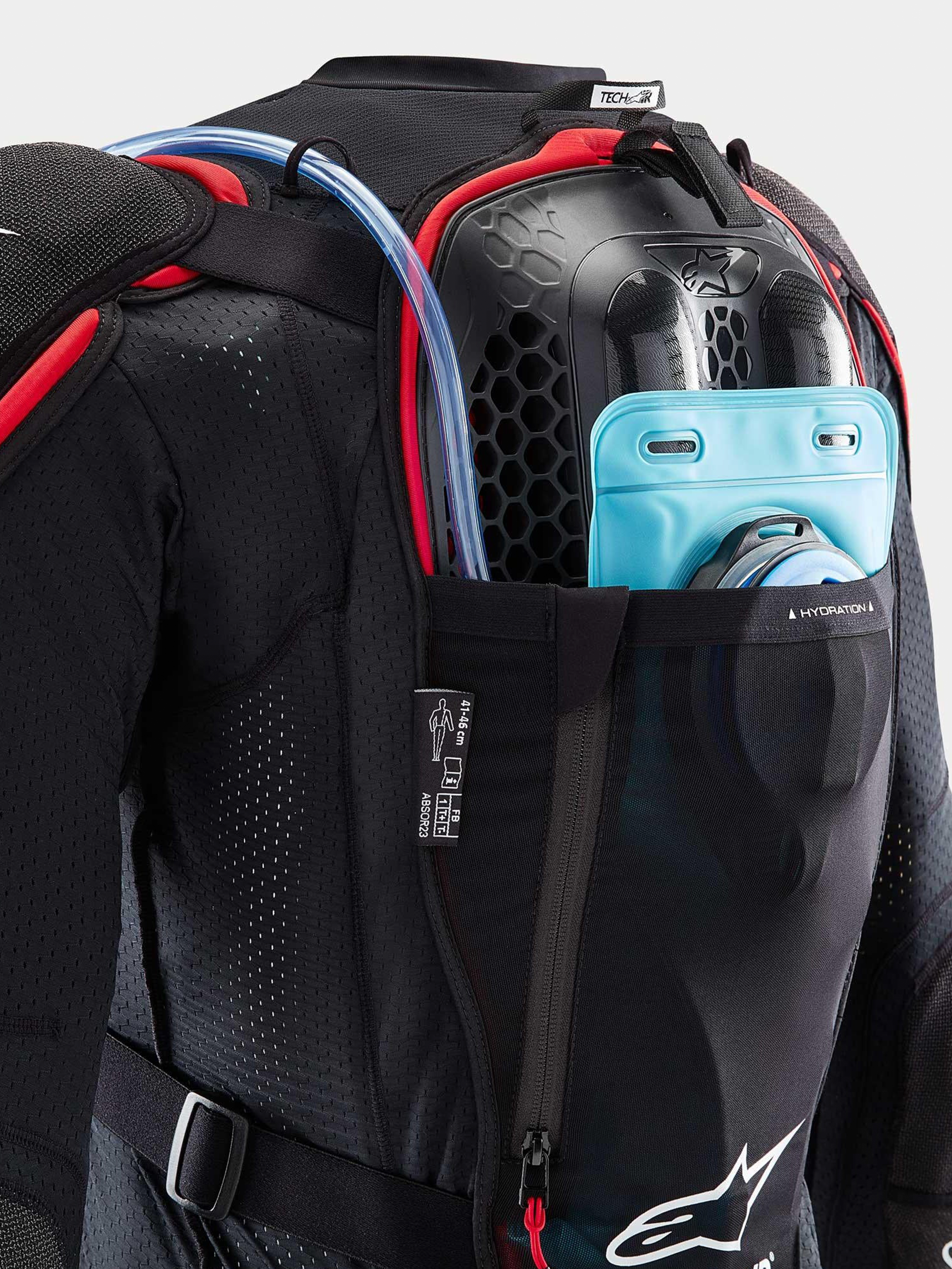 Alpinestars Airbag Tech-Air® Off-Road, sistema airbag moto off-road, vista posteriore, nero e rosso, con paraschiena Nucleon CELL integrato e tasca per sacca idrica