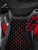 Alpinestars Airbag Tech-Air® Off-Road, sistema airbag off-road, dettaglio in primo piano nero e rosso con protezione torace Nucleon CELL a nido d'ape, marchio Tech-Air e tessuto a rete elasticizzato traspirante