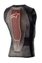 Gilet protettivo Alpinestars Nucleon Flex Pro, protezione corpo da moto, fumo trasparente rosso nero, vista posteriore che mostra il paraschiena con struttura Cell ibrida e accenti rossi, telaio in rete nera ventilata e design ergonomico di sicurezza