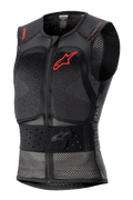 Alpinestars Nucleon Flex Pro Protection Vest, gilet protettivo da moto nero senza maniche, telaio in rete traforata per il flusso d'aria, logo Alpinestars rosso sul petto e scritte rosse sulle spalle, fascia elastica regolabile in vita, cerniera frontale, protezione schiena e torace certificata CE Livello 2