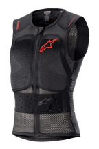 Alpinestars Nucleon Flex Pro Protection Vest, gilet protettivo da moto nero senza maniche, telaio in rete traforata per il flusso d'aria, logo Alpinestars rosso sul petto e scritte rosse sulle spalle, fascia elastica regolabile in vita, cerniera frontale, protezione schiena e torace certificata CE Livello 2