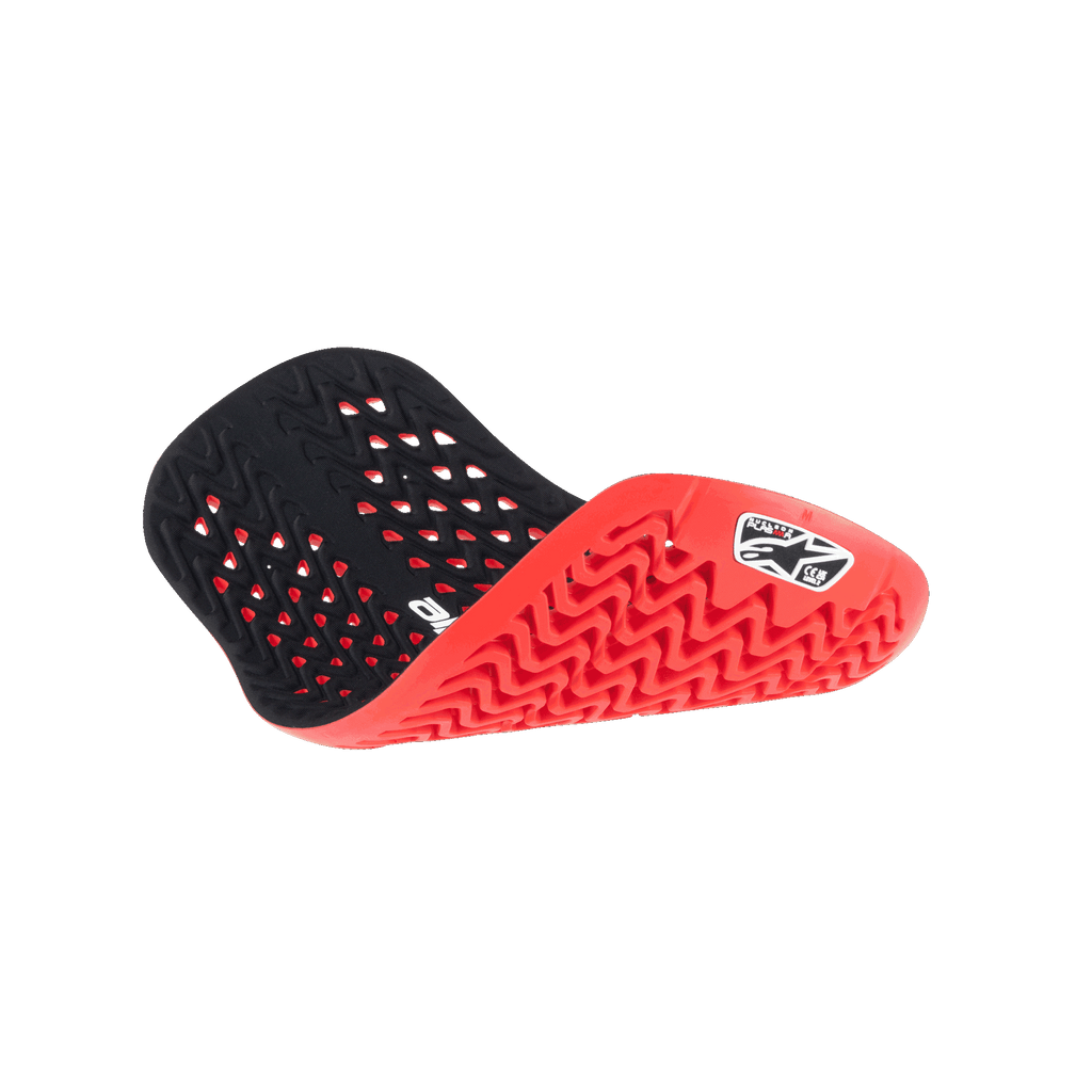 Inserto Paraschiena Alpinestars Nucleon Plasma, rosso e nero, mostrato in posizione piegata per evidenziare la flessibilità, caratterizzato da un interno nero traforato e un esterno rosso testurizzato con motivo a zig-zag e logo Alpinestars bianco, protezione motociclistica leggera e ventilata