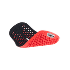 Inserto Paraschiena Alpinestars Nucleon Plasma, rosso e nero, mostrato in posizione piegata per evidenziare la flessibilità, caratterizzato da un interno nero traforato e un esterno rosso testurizzato con motivo a zig-zag e logo Alpinestars bianco, protezione motociclistica leggera e ventilata