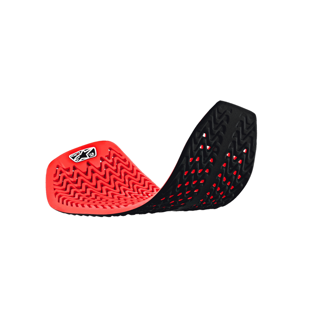 Alpinestars Nucleon Plasma Full Back Protector Insert, rosso e nero, in posizione curva flessibile che mostra il design cellulare traforato, struttura ondulata ad assorbimento d'urto, attrezzatura protettiva traspirante per motociclisti