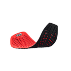 Alpinestars Nucleon Plasma Full Back Protector Insert, rosso e nero, in posizione curva flessibile che mostra il design cellulare traforato, struttura ondulata ad assorbimento d'urto, attrezzatura protettiva traspirante per motociclisti