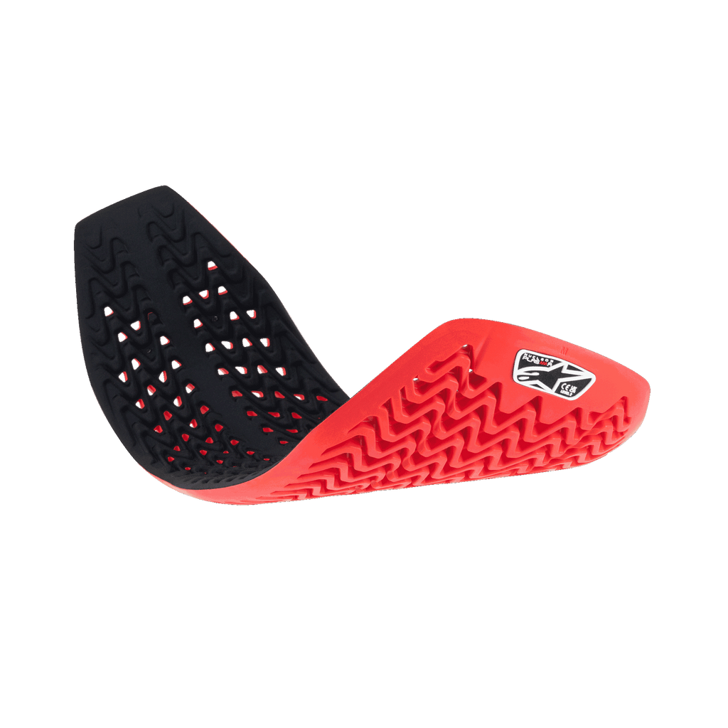 Alpinestars Nucleon Plasma Full Back Protector Insert, rosso e nero, paraschiena flessibile da moto mostrato curvo per dimostrarne la flessibilità, caratterizzato da una struttura a nido d'ape ventilata e motivi ondulati per l'assorbimento degli impatti e la traspirabilità
