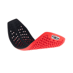 Alpinestars Nucleon Plasma Full Back Protector Insert, rosso e nero, paraschiena flessibile da moto mostrato curvo per dimostrarne la flessibilità, caratterizzato da una struttura a nido d'ape ventilata e motivi ondulati per l'assorbimento degli impatti e la traspirabilità