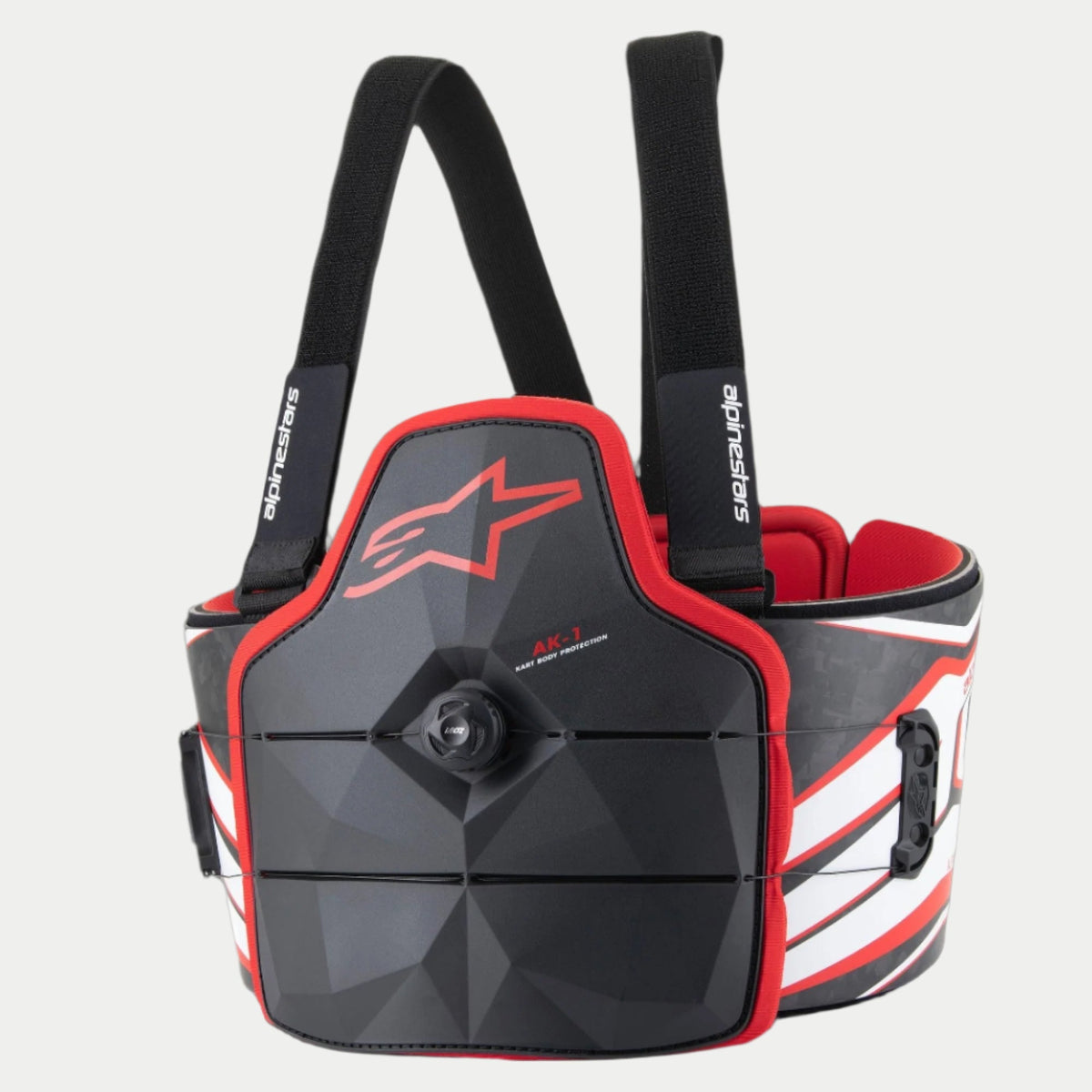 Alpinestars AK-1 Kart Body Protector, protezione per il corpo da karting, nero, bianco e rosso, con piastra pettorale nera sfaccettata e logo Astar rosso, chiusura a rotella speed-lace, pannelli laterali con trama in fibra di carbonio e strisce bianche e rosse, e spallacci neri regolabili