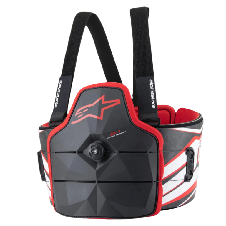 Alpinestars AK-1 Kart Body Protector, protezione corpo per karting, nero, bianco e rosso, con sistema di chiusura speed-lace, pannelli con trama in fibra di carbonio e logo Astars rosso, equipaggiamento di sicurezza professionale omologato FIA