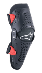 Alpinestars Youth SX-1 Knee Protectors, ginocchiere da motocross, nero e rosso, con fori di ventilazione traforati, sistema a doppio perno, cinghie regolabili con fibbie rosse, logo a stella bianco, protezione moto off-road per ragazzi