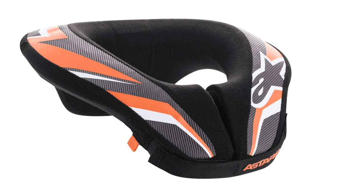 Alpinestars Youth Sequence Neck Roll, collare protettivo da motocross e MTB, nero antracite e arancione, design imbottito a forma di U con coda estesa per la stabilità, equipaggiamento protettivo per giovani piloti, con logo Alpinestars bianco