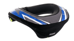 Alpinestars Youth Sequence Neck Roll, protezione per il collo, nero antracite e blu, design ergonomico con coda estesa per la stabilità, pannelli grigi testurizzati con accenti grafici blu e bianchi, morbida fodera interna nera, progettato per la sicurezza dei giovani nel motocross e nel karting