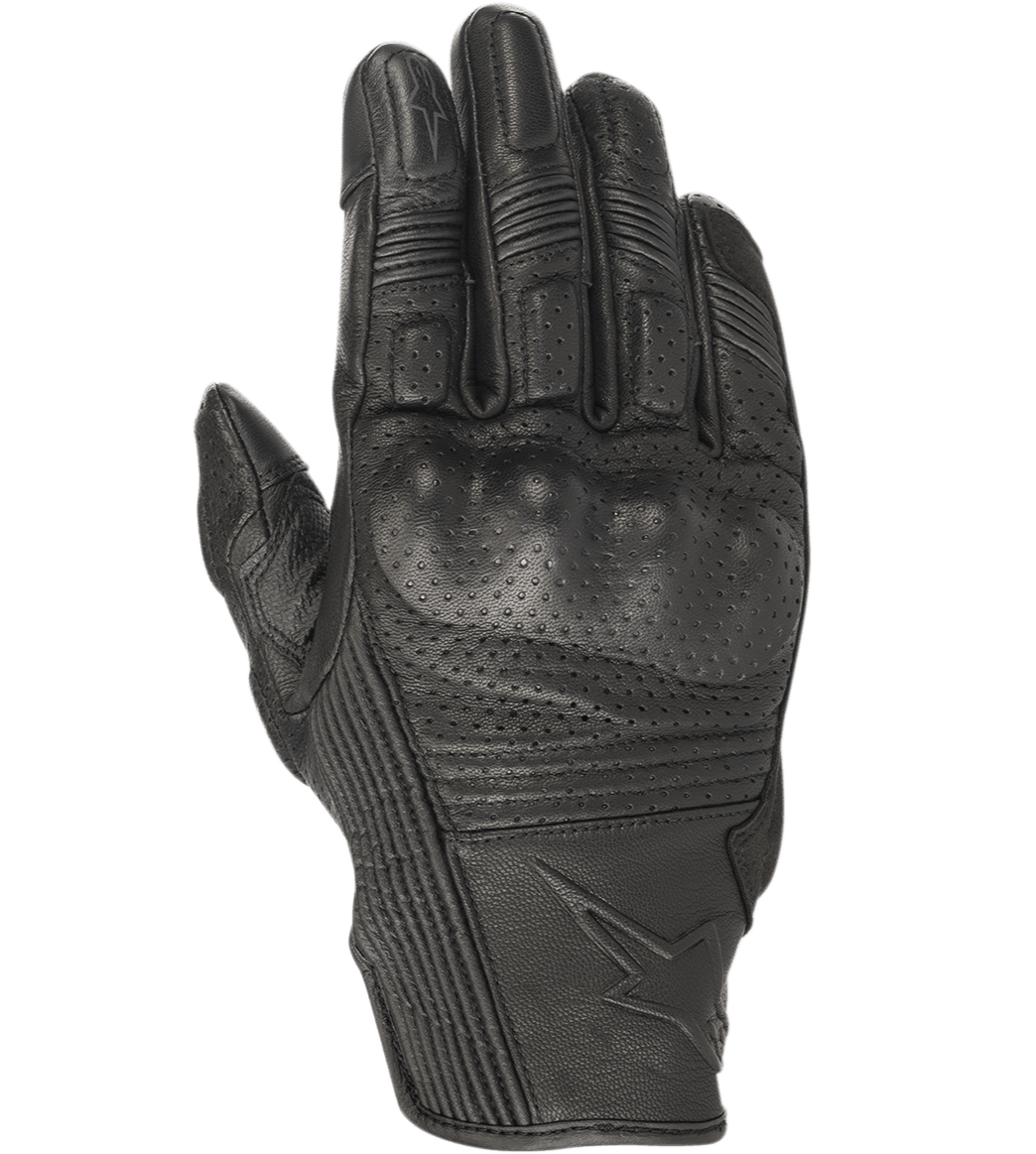 Guanti Alpinestars Mustang V2, guanti da moto in pelle nera, design traforato con protezione per le nocche integrata, inserti elastici a soffietto sulle dita, logo a stella in rilievo, stile urbano a polsino corto