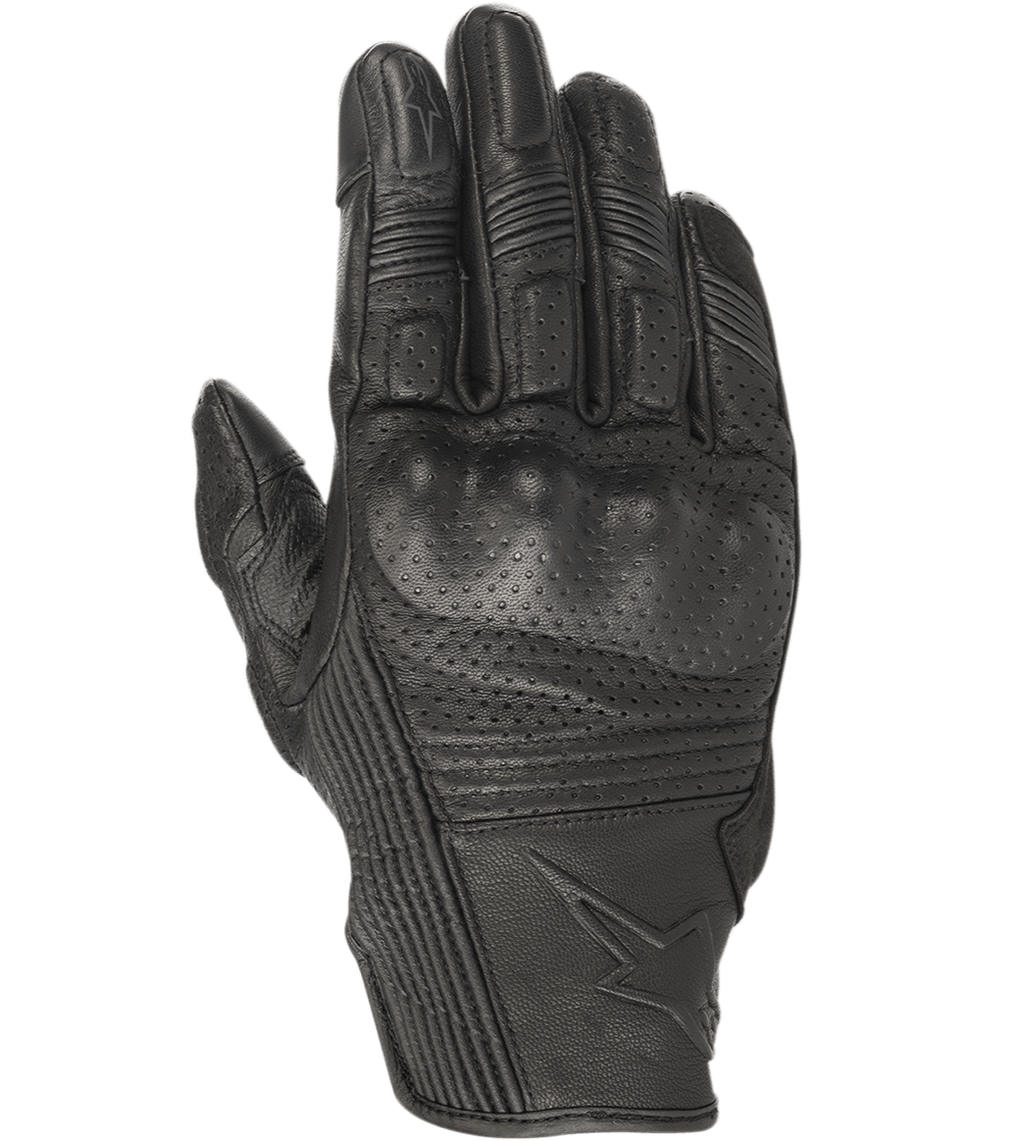 Guanti Alpinestars Mustang V2, guanti da moto in pelle nera, design traforato con protezione per le nocche integrata, inserti elastici a soffietto sulle dita, logo a stella in rilievo, stile urbano a polsino corto