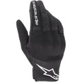 Guanti Alpinestars Copper, guanti da moto urban, nero e bianco, vista del dorso che mostra la costruzione in mesh e tessuto, logo Alpinestars bianco sul polso e scritta sull'indice, con pannelli a fisarmonica elasticizzati e protezione integrata per le nocche.