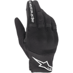 Guanti Alpinestars Copper, guanti da moto urban, nero e bianco, vista del dorso che mostra la costruzione in mesh e tessuto, logo Alpinestars bianco sul polso e scritta sull'indice, con pannelli a fisarmonica elasticizzati e protezione integrata per le nocche.