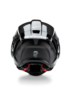 Casco Alpinestars Supertech R10 Solid, casco da moto, carbonio nero opaco e lucido, vista posteriore con trama in fibra di carbonio, spoiler aerodinamico con logo Alpinestars bianco, etichette di certificazione di sicurezza DOT ed ECE e imbottitura interna rossa
