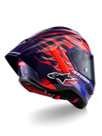 Casco Alpinestars Supertech R10 Limited Edition Flyte, casco integrale racing, viola scuro e blu lucido con grafiche a fiamme arancioni e rosse, logo Alpinestars bianco e spoiler posteriore aerodinamico, protezione per la testa ad alte prestazioni per il motorsport