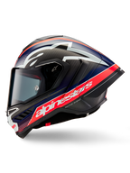Casco Alpinestars Supertech R10 Team, vista di profilo laterale, Nero Carbonio, Rosso Fluo e Blu Opaco, con un grande logo Alpinestars bianco su una striscia rossa, calotta aerodinamica in fibra di carbonio con visiera oscurata, attrezzatura da corsa motociclistica ad alte prestazioni