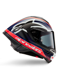 Casco Alpinestars Supertech R10 Team, casco da moto racing, carbonio nero con accenti rosso fluo e blu opaco, grande logo Alpinestars bianco, design aerodinamico con spoiler integrati, visiera trasparente, trama in fibra di carbonio a vista, profilo racing elegante