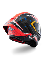Casco Alpinestars Supertech R10 Miller Limited Edition, casco integrale da corsa, Carbon Red Matt con stelle blu e accenti bianchi, grafica 'Thriller 43' sul retro, grande spoiler aerodinamico, costruzione in fibra di carbonio