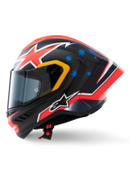 Casco Alpinestars Supertech R10 Miller Limited Edition, profilo laterale, finitura Carbon Red Matt con fibra di carbonio a vista, grafiche a fulmine rosse e bianche, stelle blu sul retro, dettagli gialli sulla visiera e logo Alpinestars bianco, casco da moto da corsa ad alte prestazioni