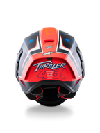 Casco Alpinestars Supertech R10 Miller Limited Edition, casco integrale racing, Carbon Red Matt con grafiche a stelle blu, vista posteriore che evidenzia il logo 'Thriller 43' sullo spoiler rosso, design aerodinamico con etichette di certificazione