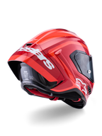 Casco Alpinestars Supertech R10 Arius, rosso lucido con loghi bianchi, vista posteriore a tre quarti che mostra lo spoiler aerodinamico, calotta in fibra di carbonio e profilo racing con visiera scura