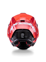 Casco Alpinestars Supertech R10 Arius, vista posteriore, design rosso lucido e rosso scuro, grande scritta Alpinestars bianca sul retro, etichette di certificazione DOT ed ECE visibili, casco da corsa aerodinamico ad alte prestazioni