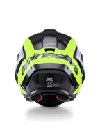 Casco Alpinestars Supertech R10 Arius, vista posteriore, nero, argento e giallo fluo lucido, casco racing ad alte prestazioni con calotta in carbonio multistrato, design aerodinamico e grande logo del brand sul retro.