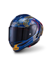 Casco racing Alpinestars Supertech R10 Martinator Thai, carbonio blu lucido con grafiche oro e visiera fumé scura.