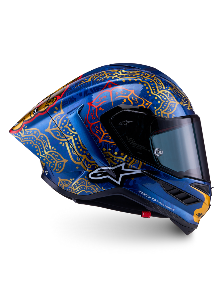 Casco Supertech R10 Martinator Thai in carbonio blu lucido con grafiche mandala oro e profilo aerodinamico racing.