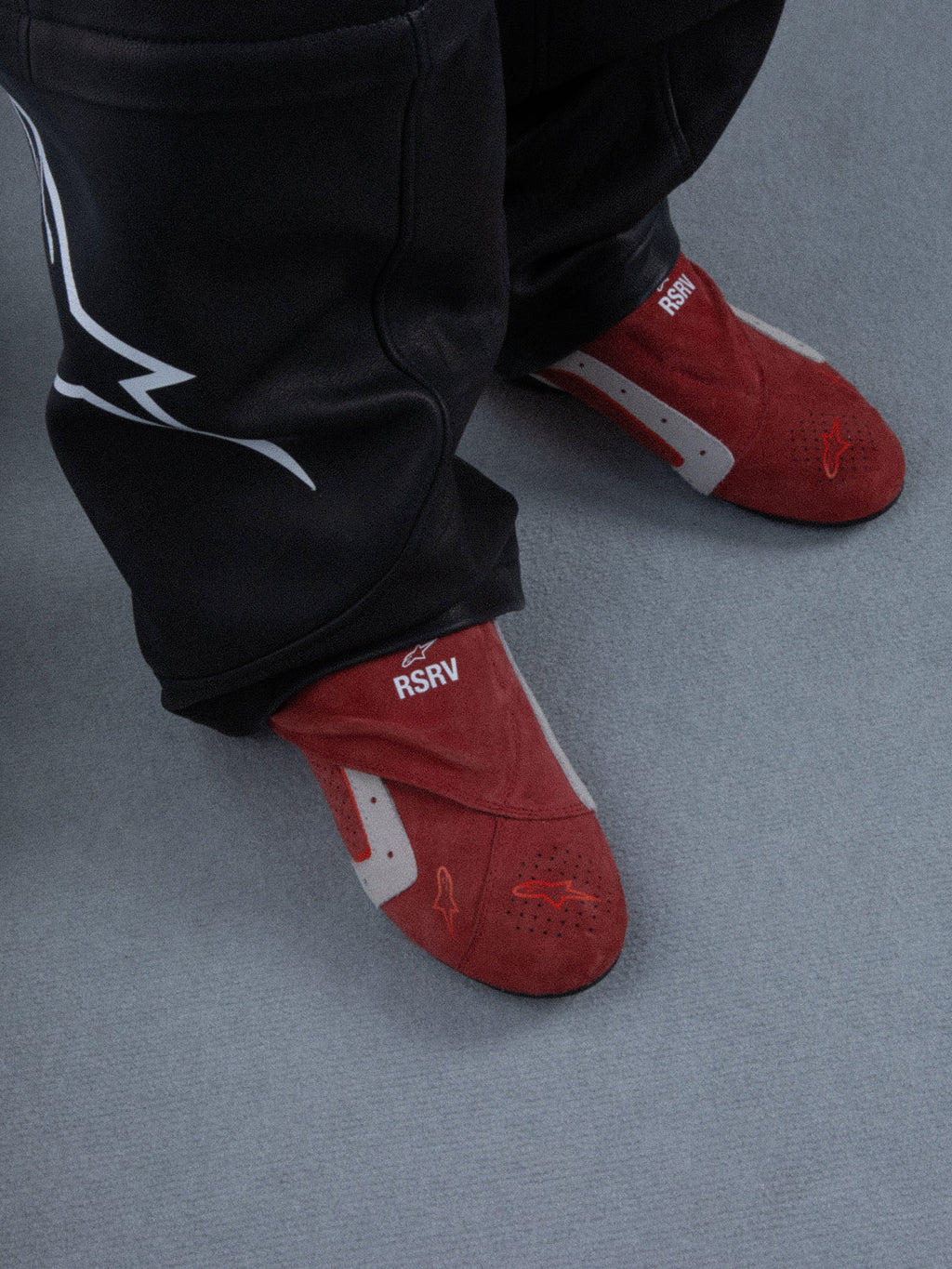 Alpinestars RSRV Starline Shoes, pantofole rosse con dettagli bianchi e grigi, logo RSRV, texture morbida, calzature casual premium