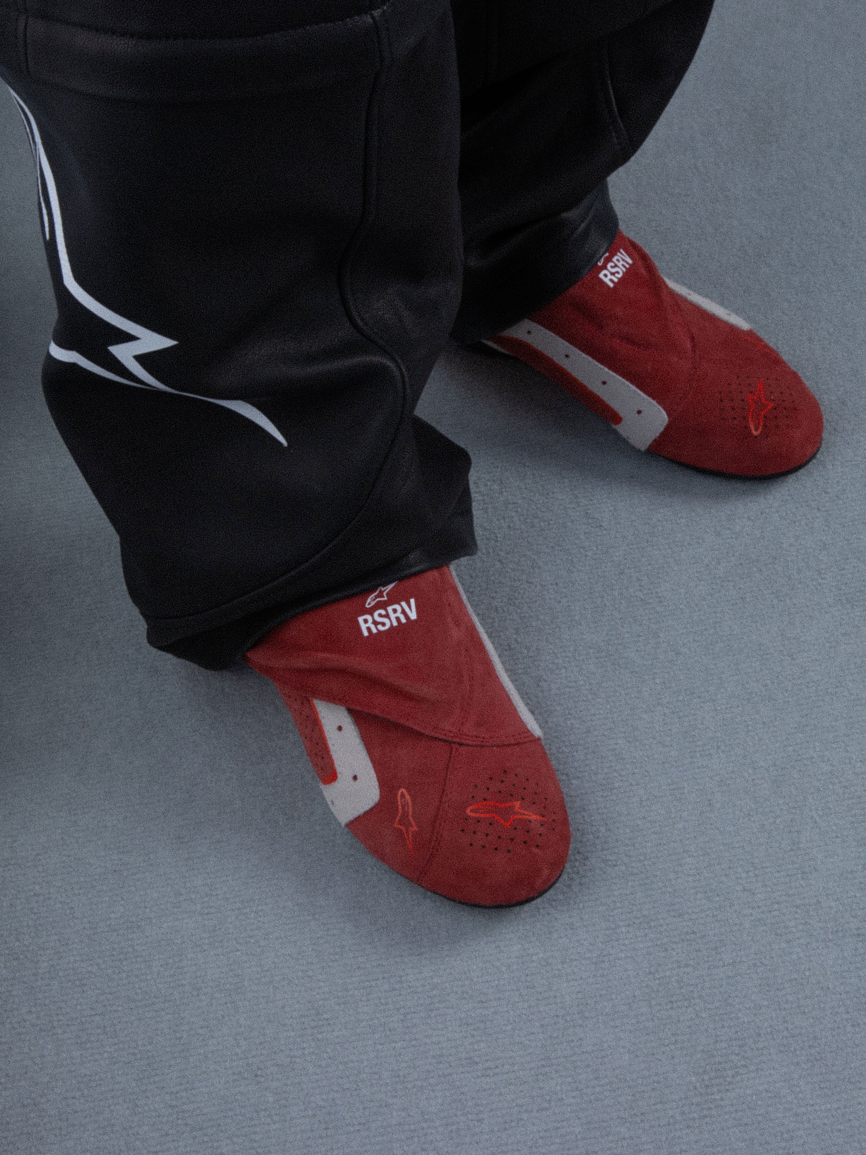 Alpinestars RSRV Starline Shoes, pantofole rosse con dettagli bianchi e grigi, logo RSRV, texture morbida, calzature casual premium